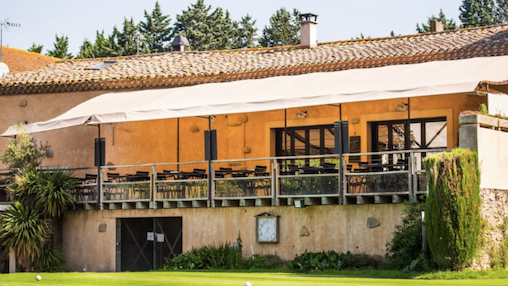 Vue du restaurant du domaine de face.