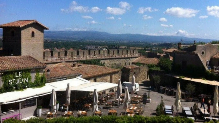 Vue en hauteur du restaurant le saint-Jean et de la cité de Carcassonne