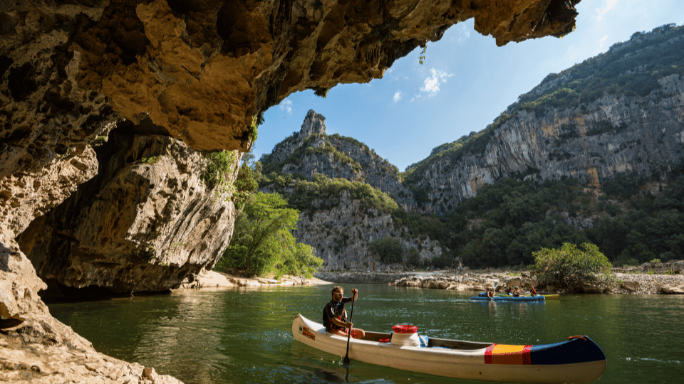 Gorges de l'Ardèche - homme en train de faire du canoë