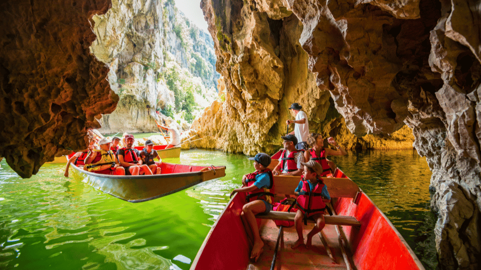 Gorges de l'Ardèche - enfants et adultes sur des bateaux