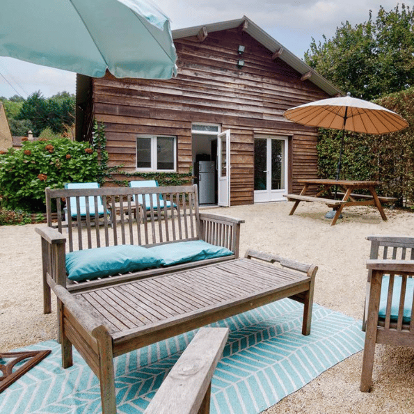 terrasse extérieure de la suite parentale équipée avec salon de jardin et parasols