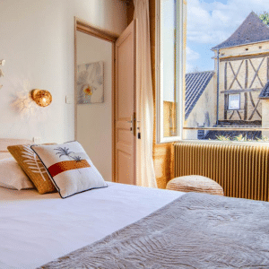 photo d'une chambre du grand gite avec fenêtre ouverte donnant sur la cours intérieur