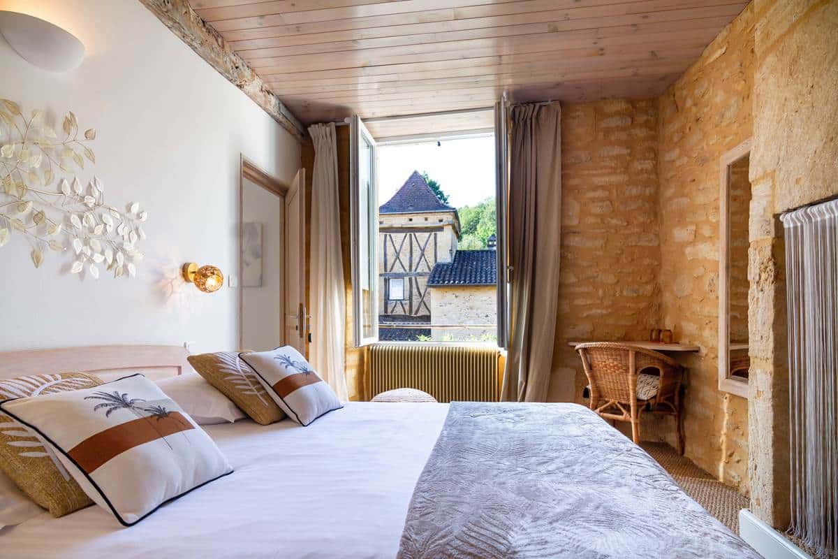 photo d'une chambre du grand gite avec fenêtre ouverte donnant sur la cours intérieur