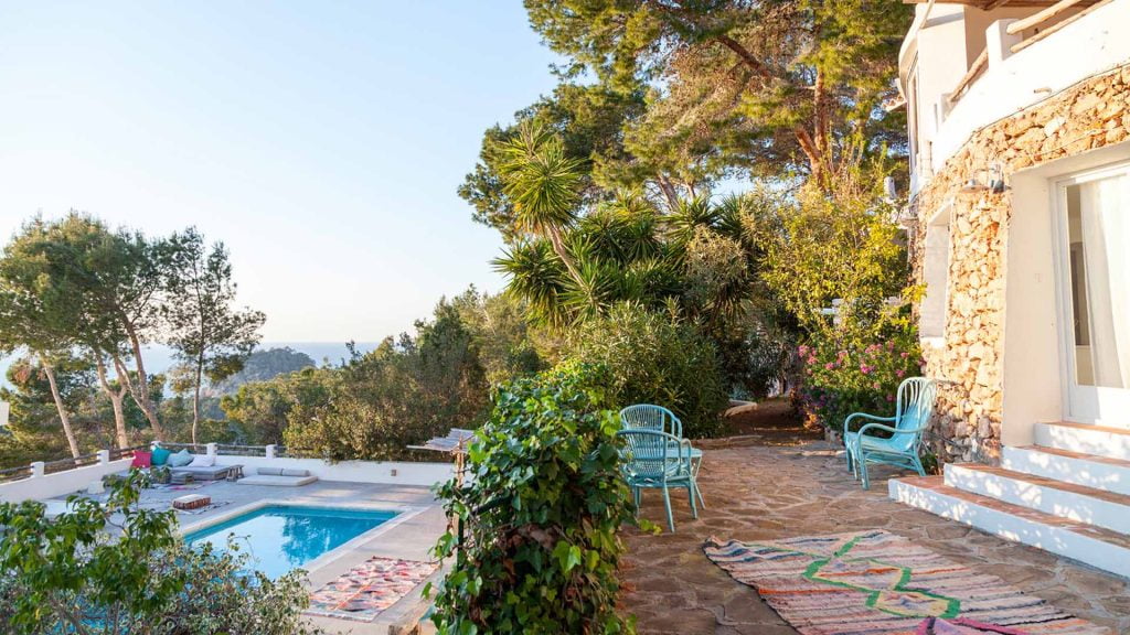 villa en espagne à ibiza avec une vue depuis l'extérieur - la piscine est en arrière plan et très loin la mer