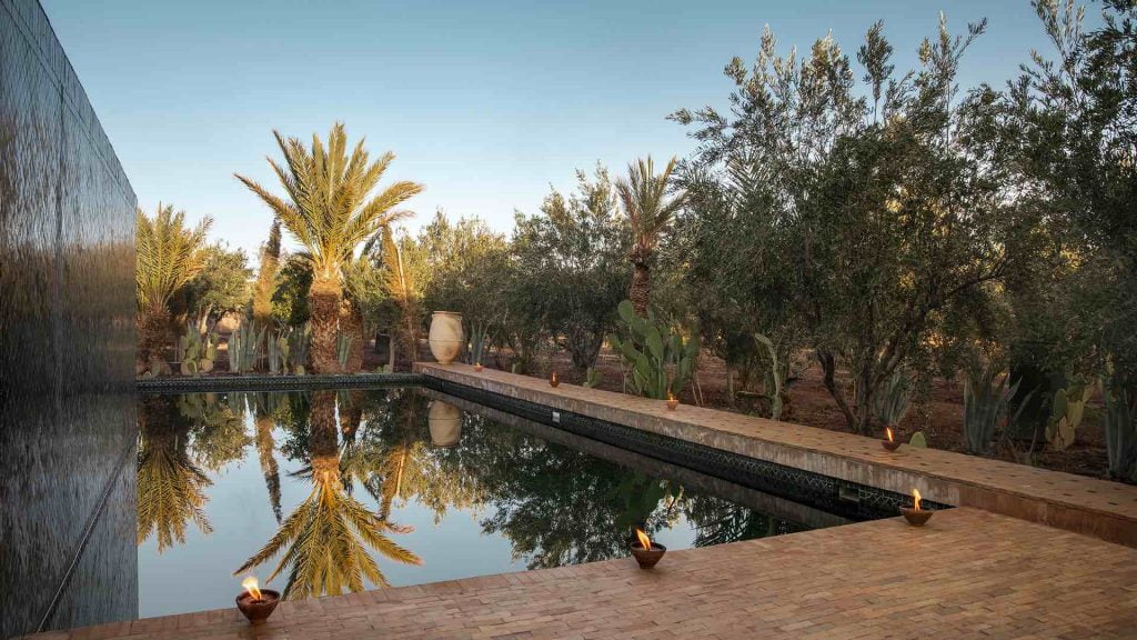 photo de la piscine avec des bougies allumées tout autour