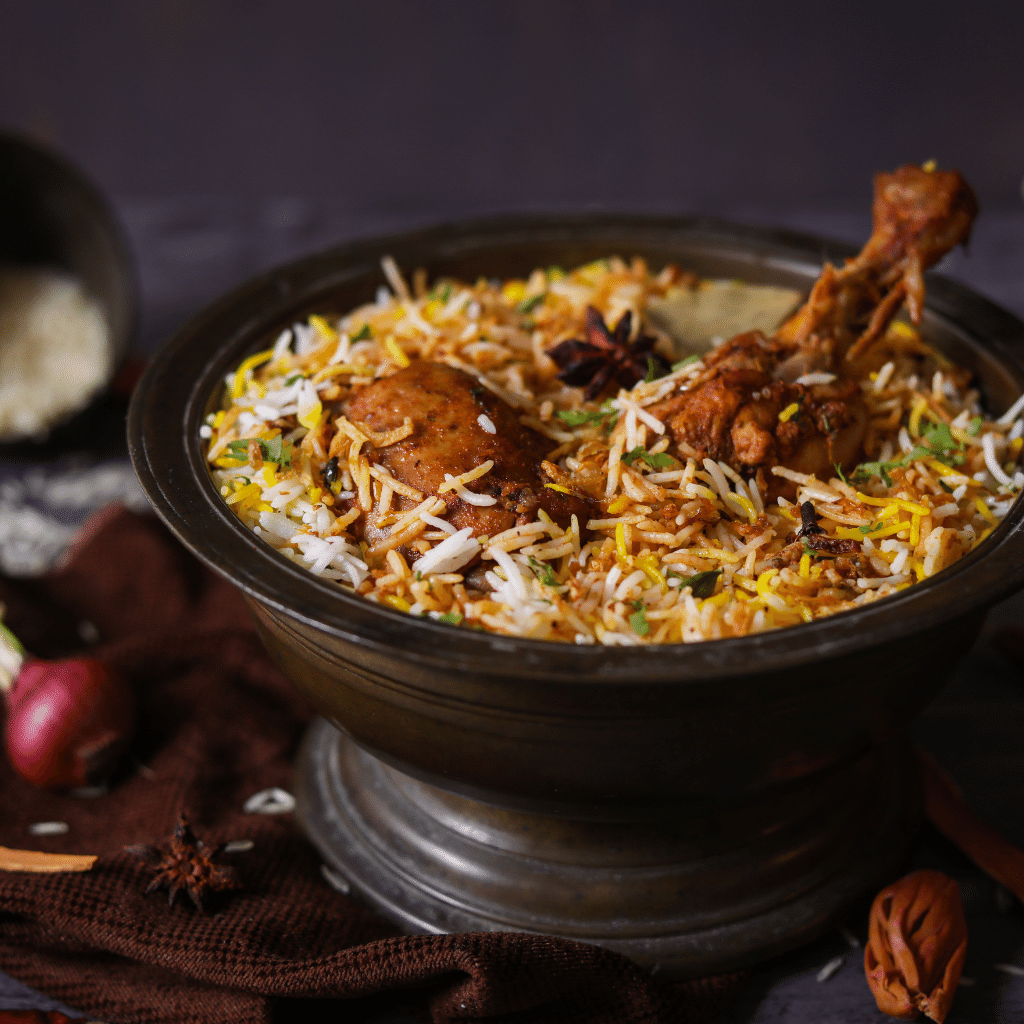 Bol de Biryani avec une cuisse de poulet qui dépasse