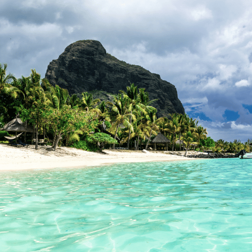 Plage de l'ile maurice avec montagne en arrière plan