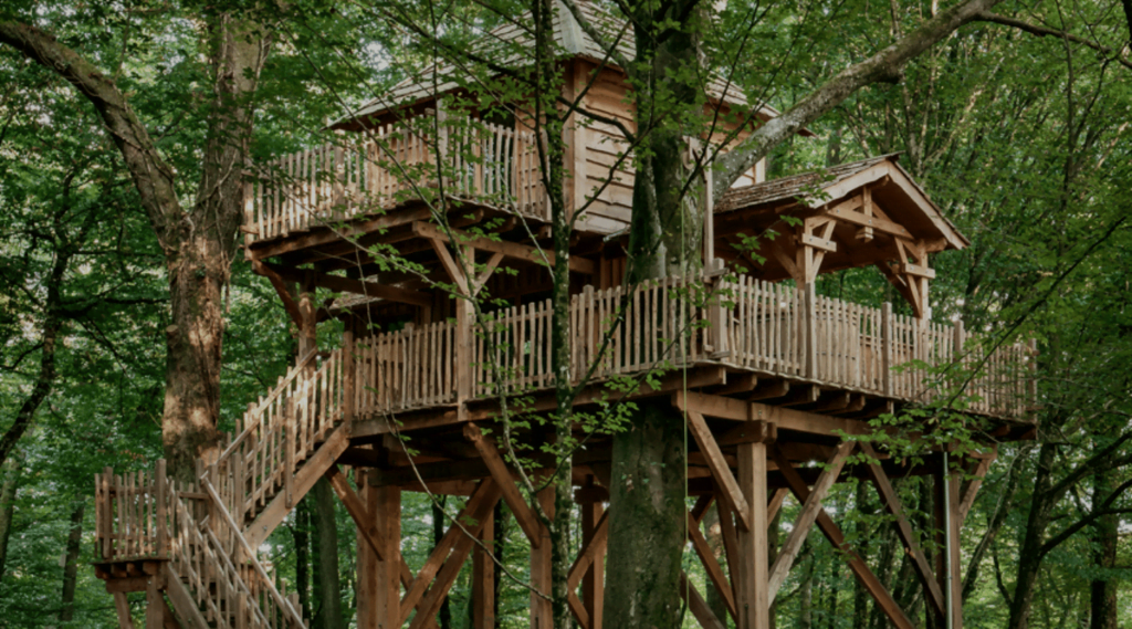 Cabane en bois surélevé avec des escalier