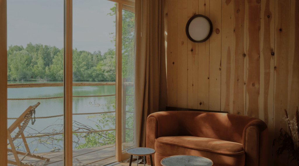 Canapé avec une porte-fenêtre qui donne sur un lac