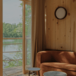 Canapé avec une porte-fenêtre qui donne sur un lac