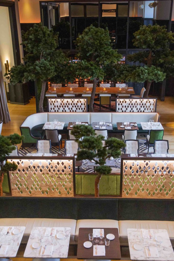 Le Café de l'Homme - Vue intérieure du restaurant avec tables et chaises