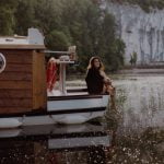 Femme assise sur l'avant d'un bateau-cabane - ma Parenthèse Flottante