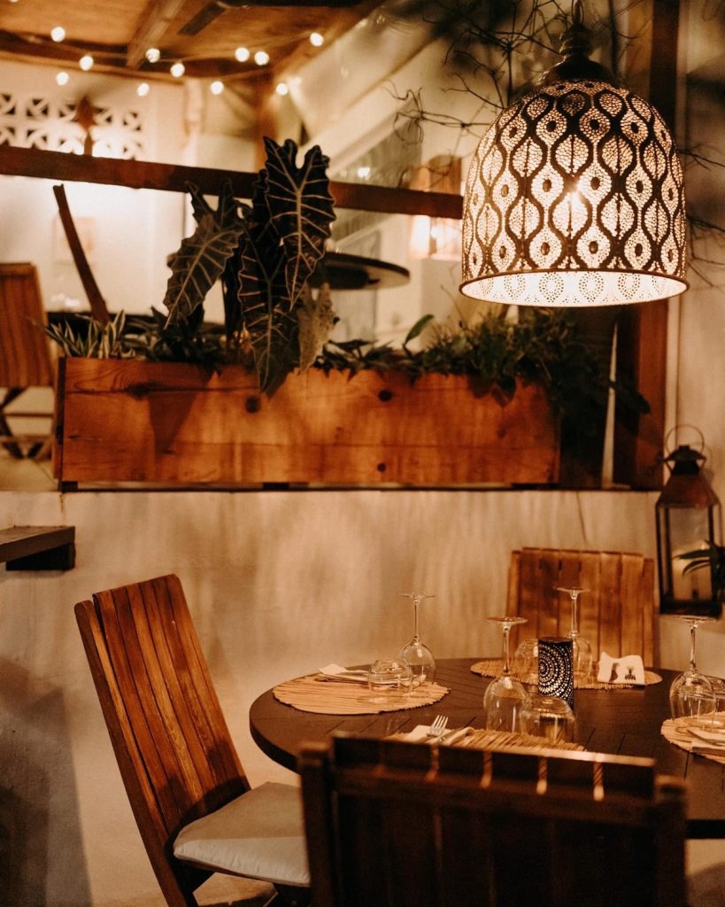 photo ambiance d'un restaurant avec une ambiance tamisée