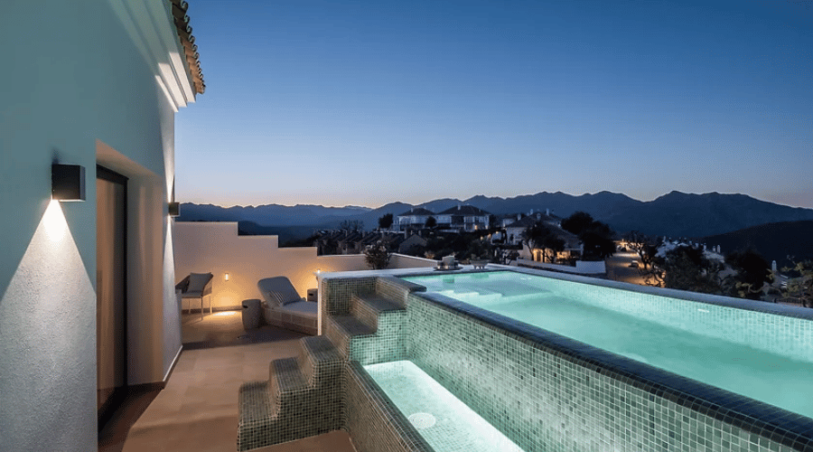 Piscine extérieur avec vue sur la montagne