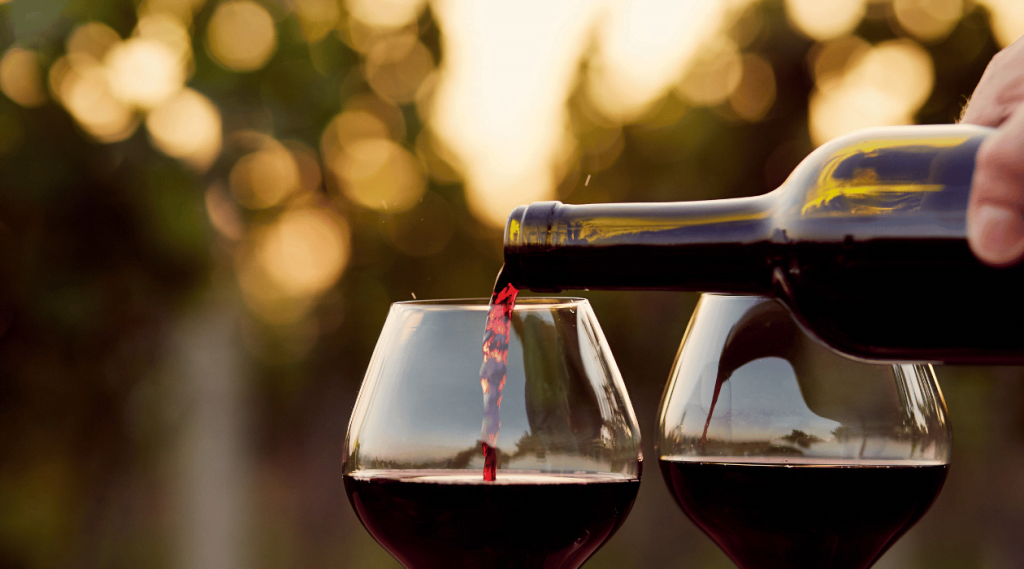 Service de vin rouge dans un verre