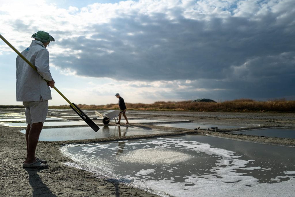 marais salant avec personnes qui travaillent