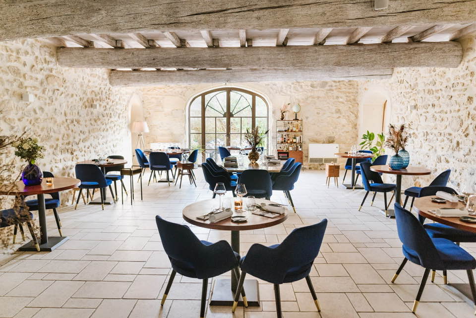 BEC restaurant Paradou Vue de la salle intérieure avec tables et chaises