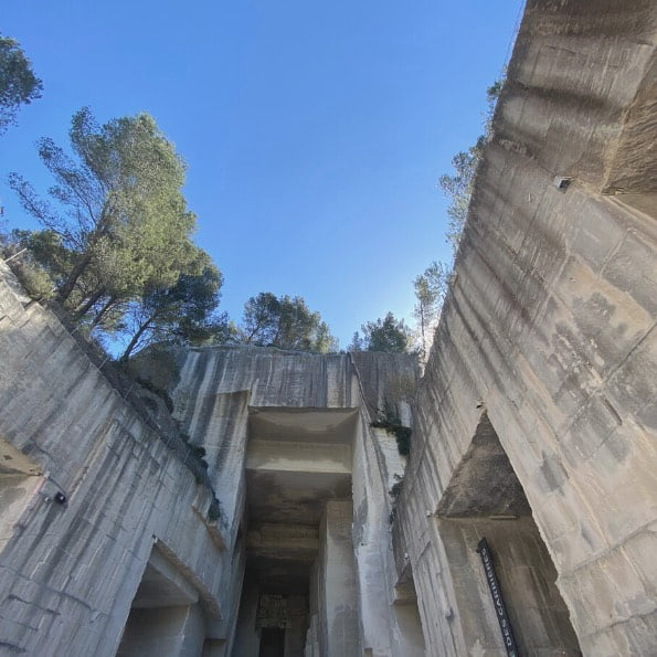 Vue d'en bas sur les Carrières des Baux de Provence dans les Alpilles en Provence