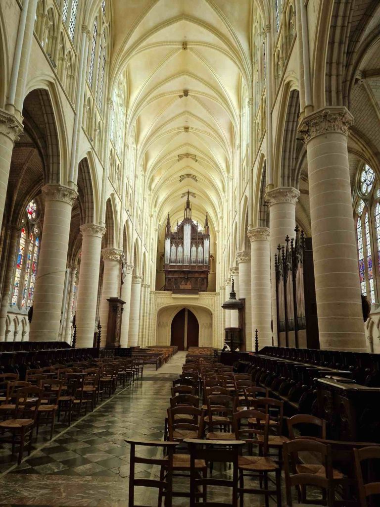 Intérrieur d'une cathédrale avec deux rangé de chaises