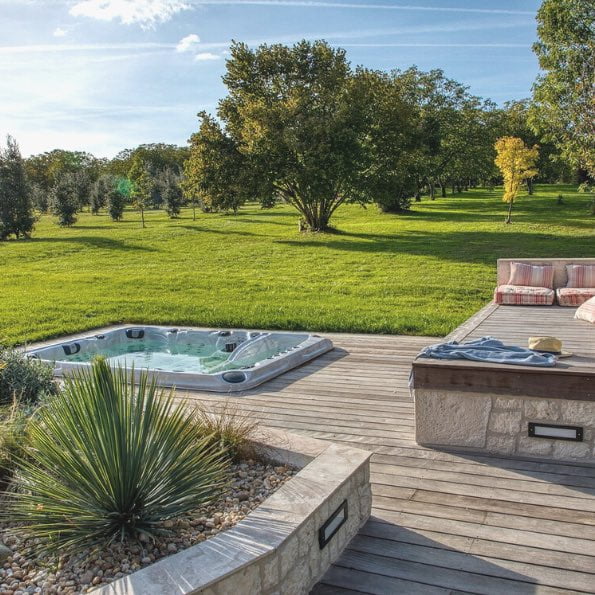 Domaine de la Barthe - Vue depuis une chambre avec jacuzzi et terrasse privée