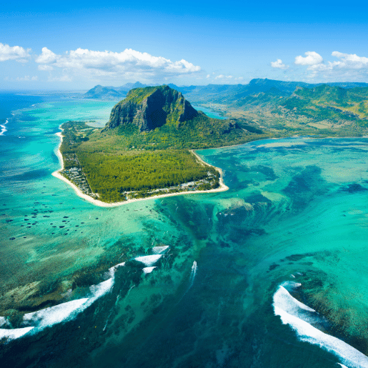 Vue drone de l'ile Maurice et du récif coralien