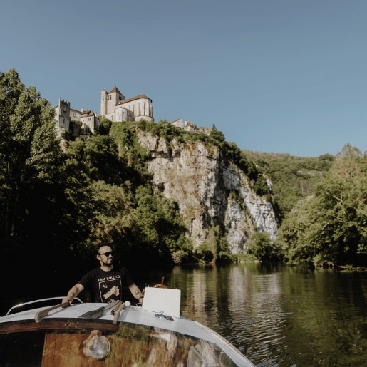 Vue sur le lot depuis la Parenthèse Flottante, le bateau cabane avec un homme en premier plan debout