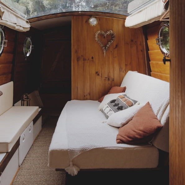Intérieur du bateau cabane avec une chambre, un lit et verrière - Parenthèse Flottante