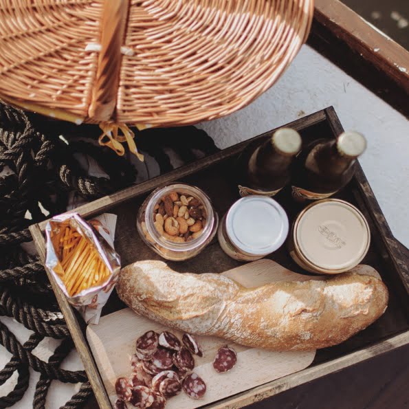 Prise d'en haut de l'apéritif avec le plateau , pain saucisson bière - Parenthèse Flottante