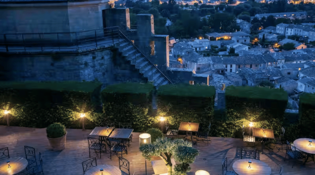 Vue en hauteur du restaurant la Barbacane de nuit avec en fond la cité de Carcassonne