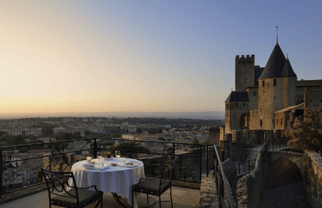 table avec vue sur la cité de carcassonne