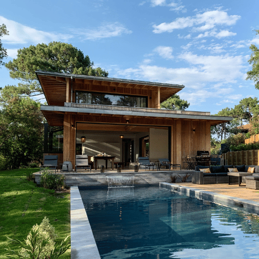 Villa avec baie vitrée et piscine privée entouré de transats