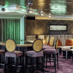 Bar avec des chaises et des projecteurs de lumières au plafond