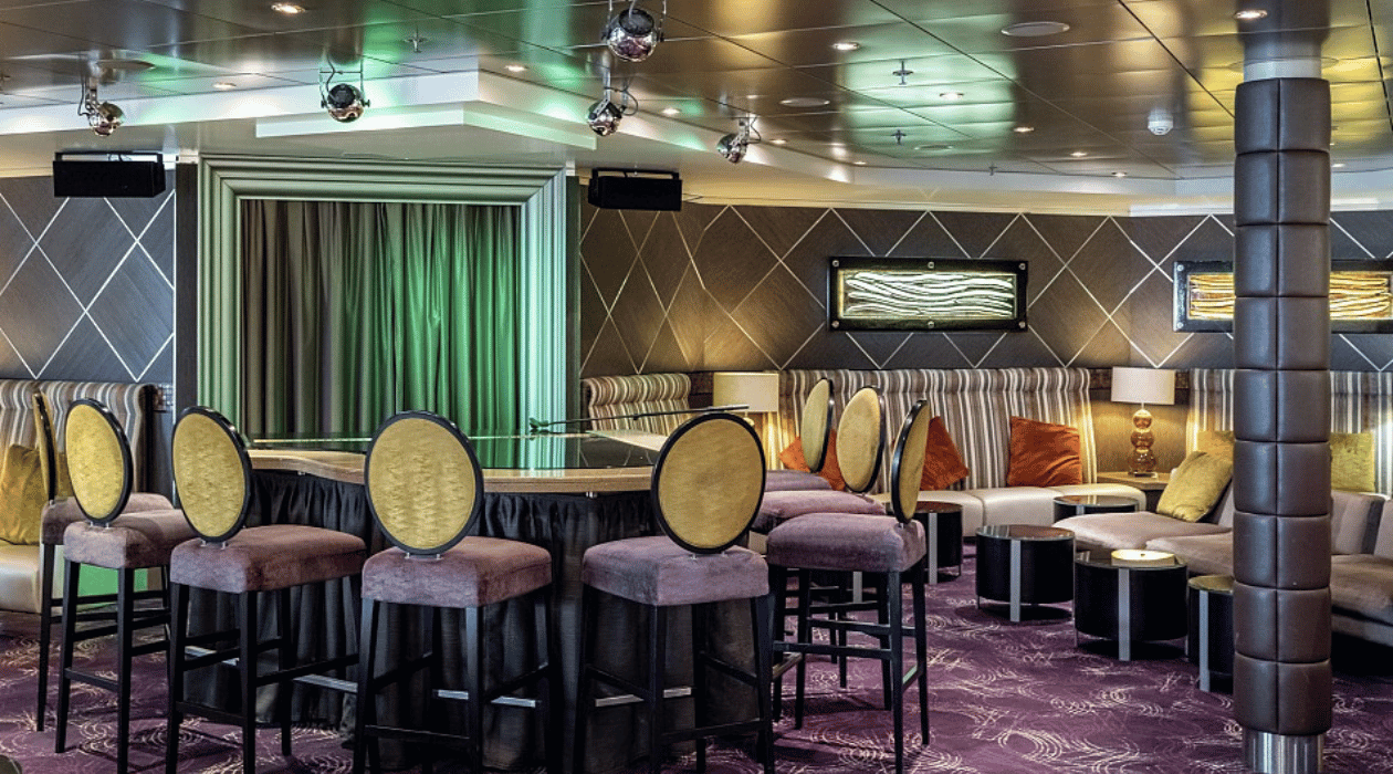 Bar avec des chaises et des projecteurs de lumières au plafond
