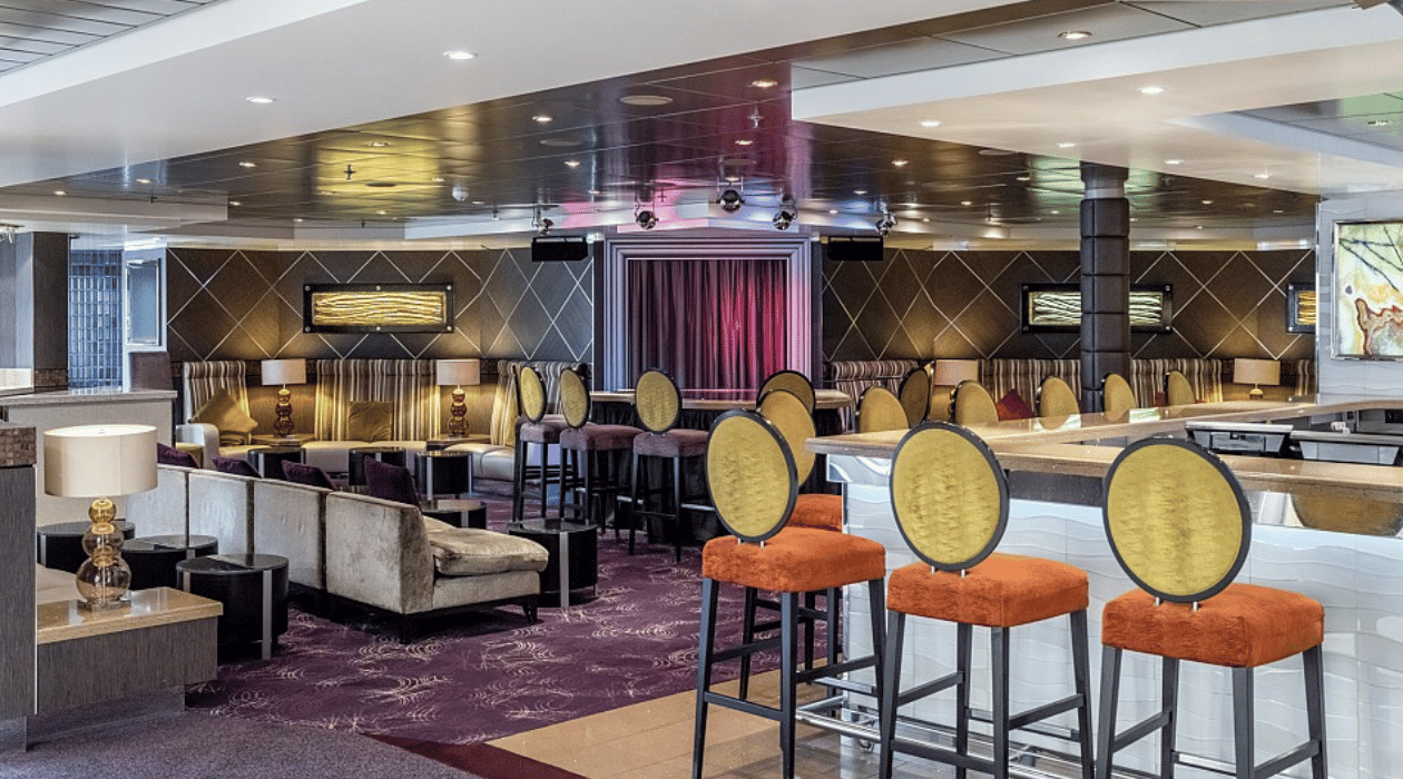 Bar avec des chaises et des projecteurs de lumières au plafond