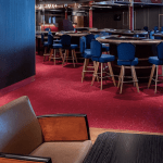 Chaises et tables dans un bar