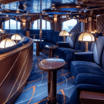 Salle amménagé de canapé et de moquette bleu