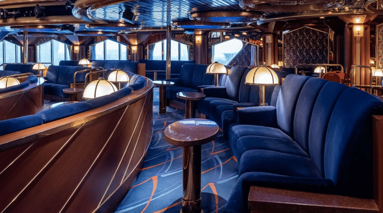 Salle amménagé de canapé et de moquette bleu