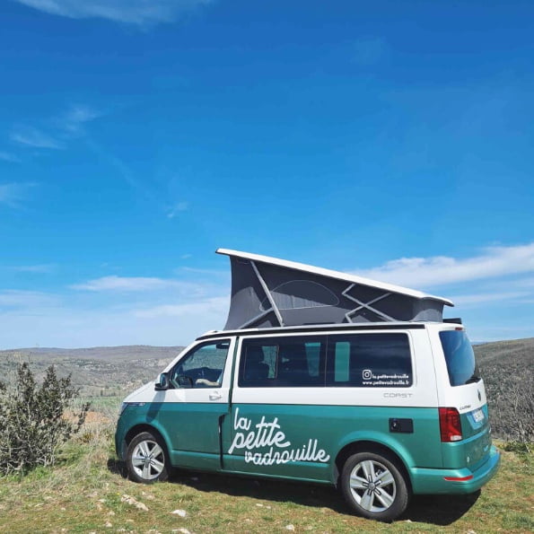 Photo du Van avec le toit ouvert sur un spot pour admirer la vue - Ma petite vadrouille