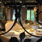 photo du restaurant avec les tables dressées