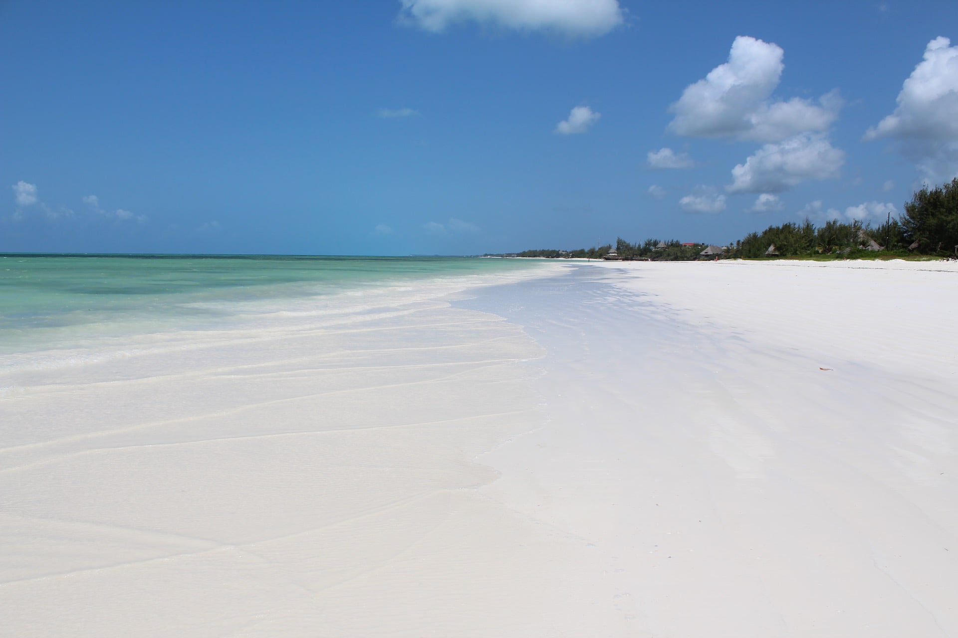 plage de sable fin avec la mer - Whites and Villas