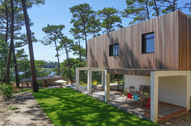 Villa a droite entouré d'arbre et en fond le lac d'hossegor