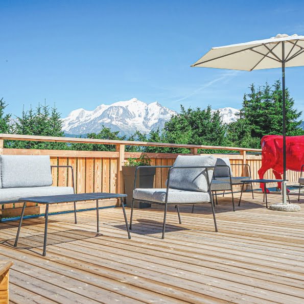 terrasse avec vue sur le mont blanc hôtel les rhodos