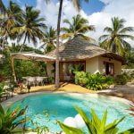 piscine privée d'une villa avec espace repas - Whites and Villas