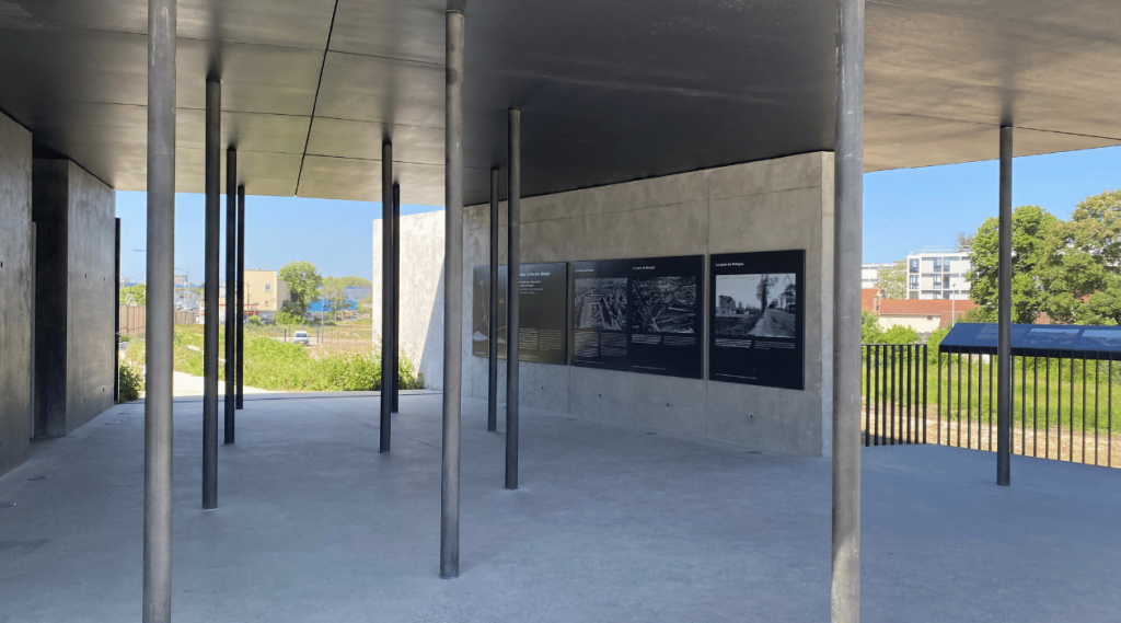 Kiosque d'accueil avec des panneaux explicatif