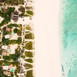 vue aérienne de l'hôte avec la mer, le sable et les villas - Whites and Villas