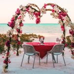 dîner romantique face à la mer avec table et chaises - Whites and Villas