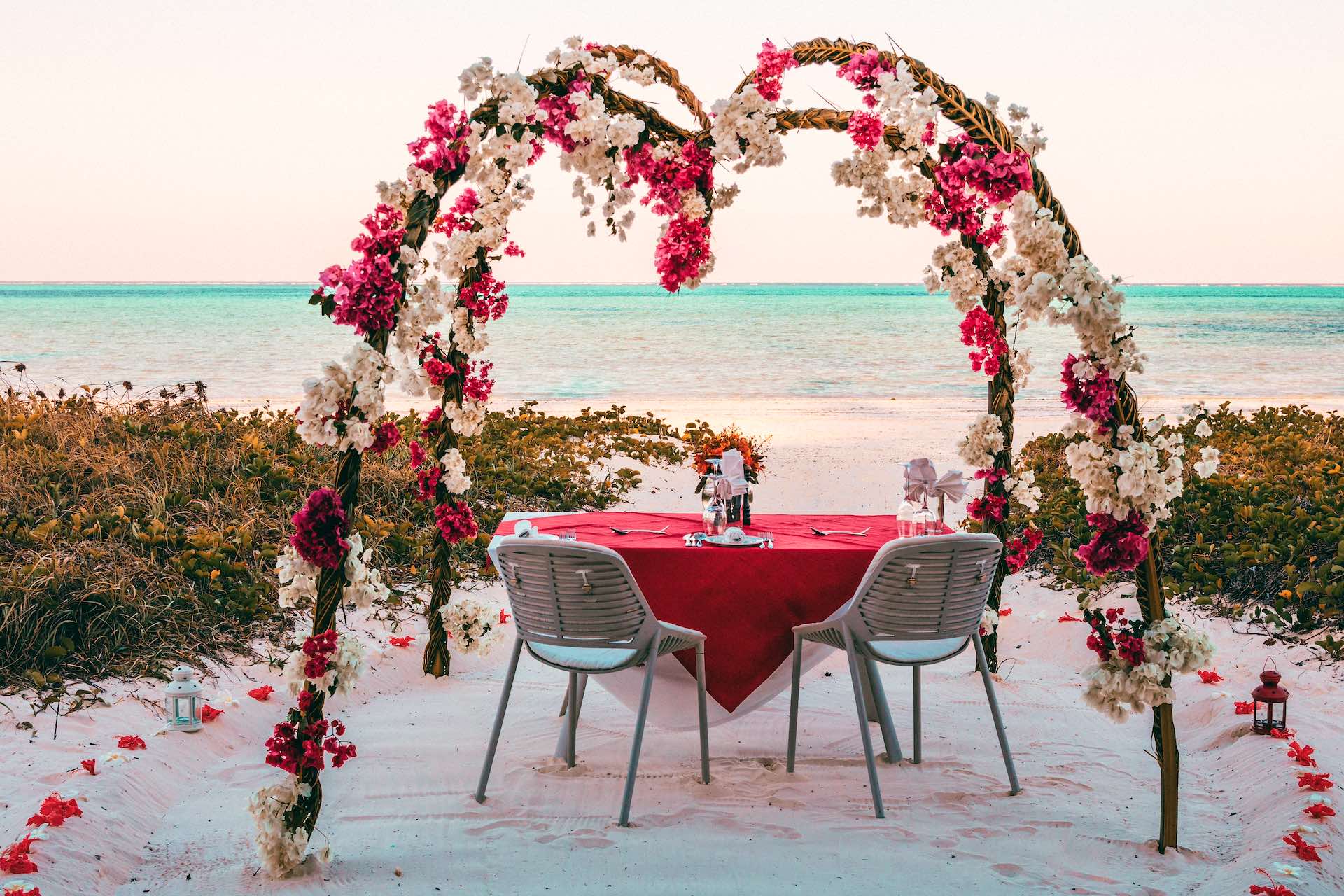 dîner romantique face à la mer avec table et chaises - Whites and Villas
