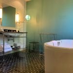 salle de bains avec baignoire et vasque