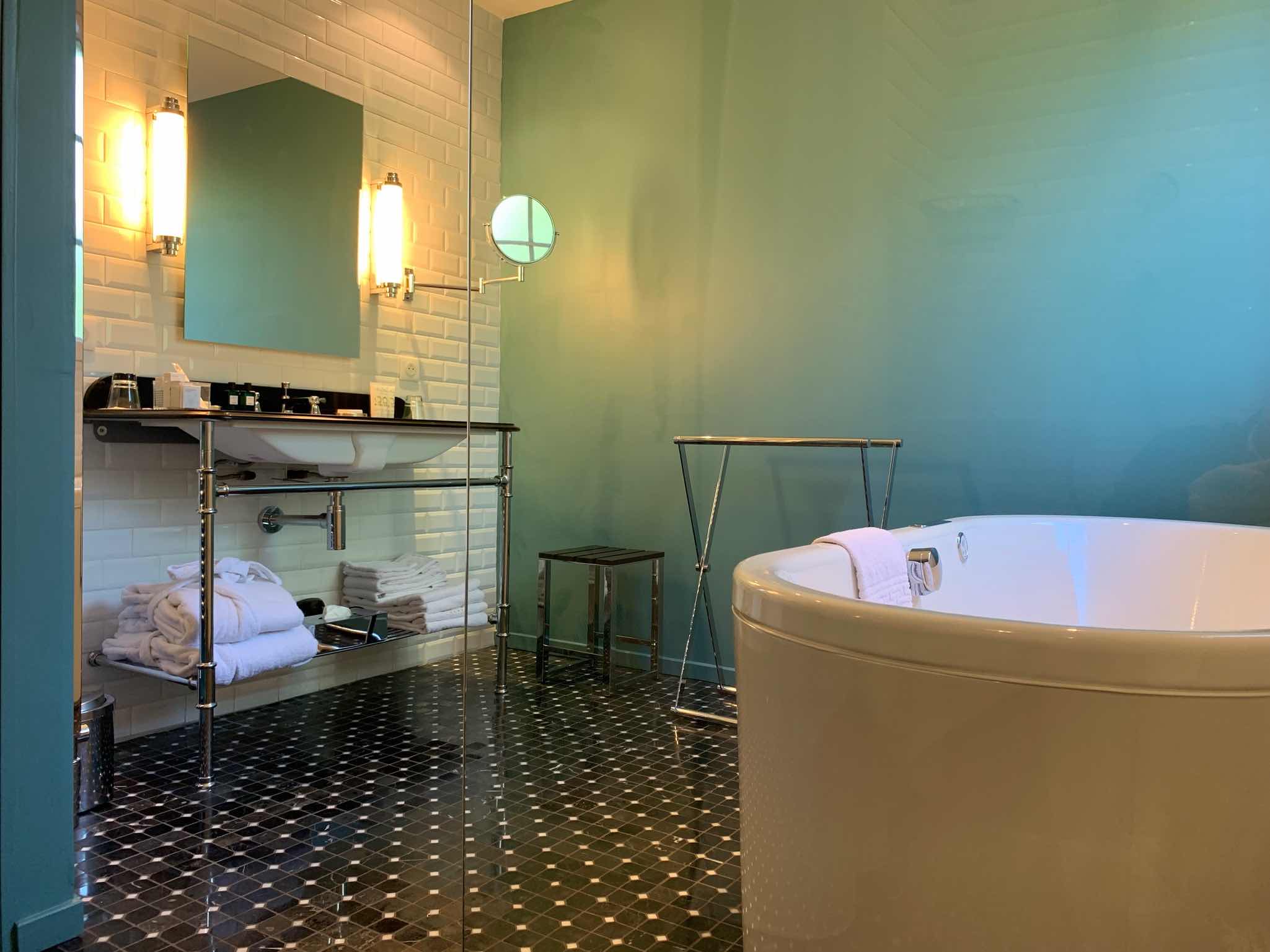 salle de bains avec baignoire et vasque