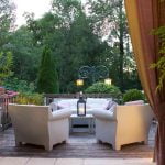 vue terrasse avec canapé fauteuil et table basse